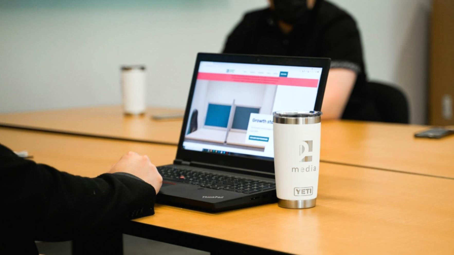 Groupe de participants travaillant ensemble sur un projet financier