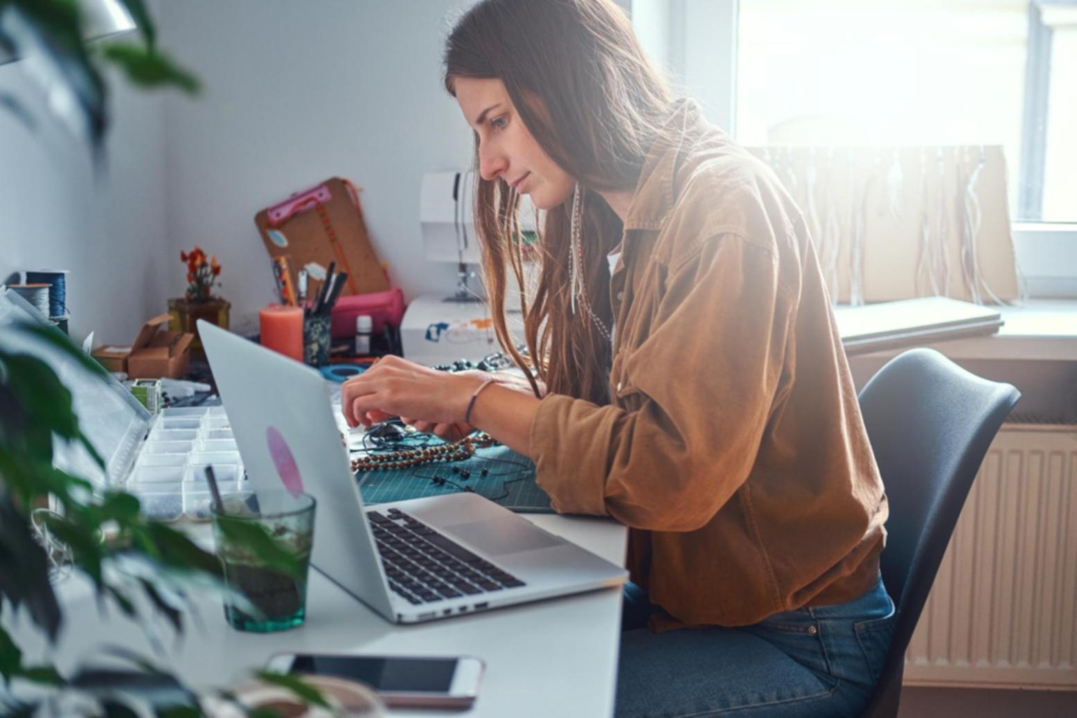 Équipe tivercarpyreean travaillant sur des projets de formation financière